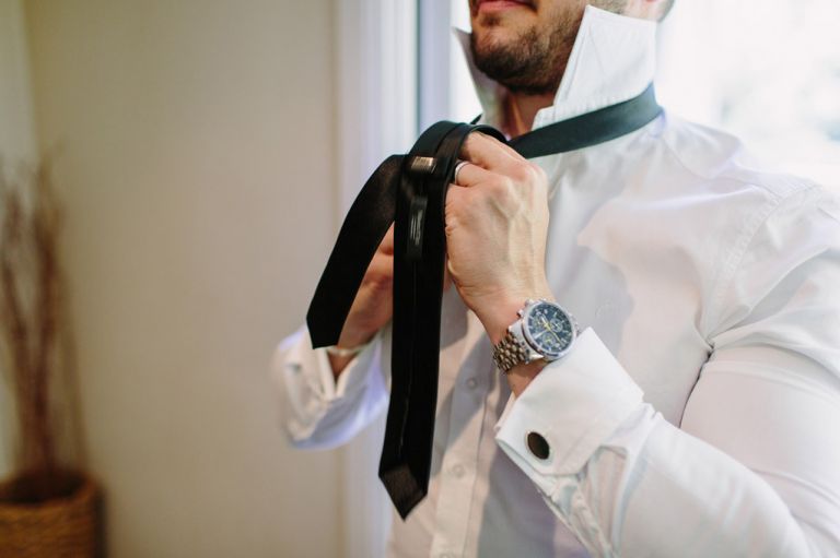best man knotting tie